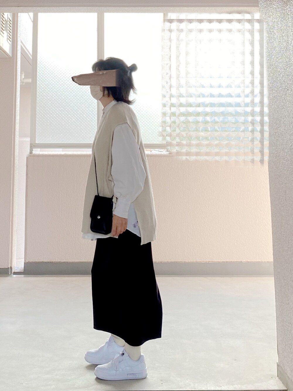 「秋冬、白スニーカー、シンプル、ナチュラル、おしゃれさんと繋がりたい、ミニショルダー、ロングスカート」｜「UNIQLOのアイテム（スカート、ブラック系）」を使った、c_o_c_oさん（レディース・158cm）の秋コーディネートの2枚目の写真