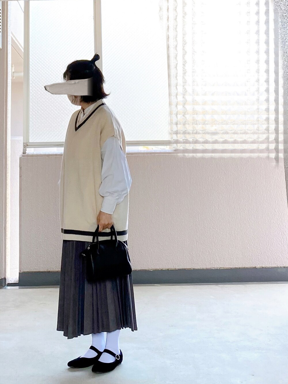 「シンプルコーデ、大人カジュアル、ootd、お洒落さんとつながりたい、ナチュラル、シンプル、アコーディオンプリーツ、バレーシューズ、ハーフアップ、おだんごヘアー、ベスト」｜「Edit Sheenのアイテム（ボストンバッグ、ブラック系）」を使った、c_o_c_oさん（レディース・158cm）の春コーディネートの2枚目の写真