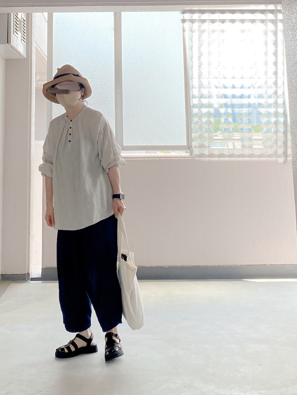 「初夏コーデ、ラクチンコーデ、おしゃれさんと繋がりたい、パンツコーデ、サンダル、デニムパンツ、グルカサンダル、麦わら帽子、GU、リネン」｜「mature ha.のアイテム（帽子、ベージュ系）」を使った、c_o_c_oさん（レディース・158cm）の夏コーディネートの2枚目の写真