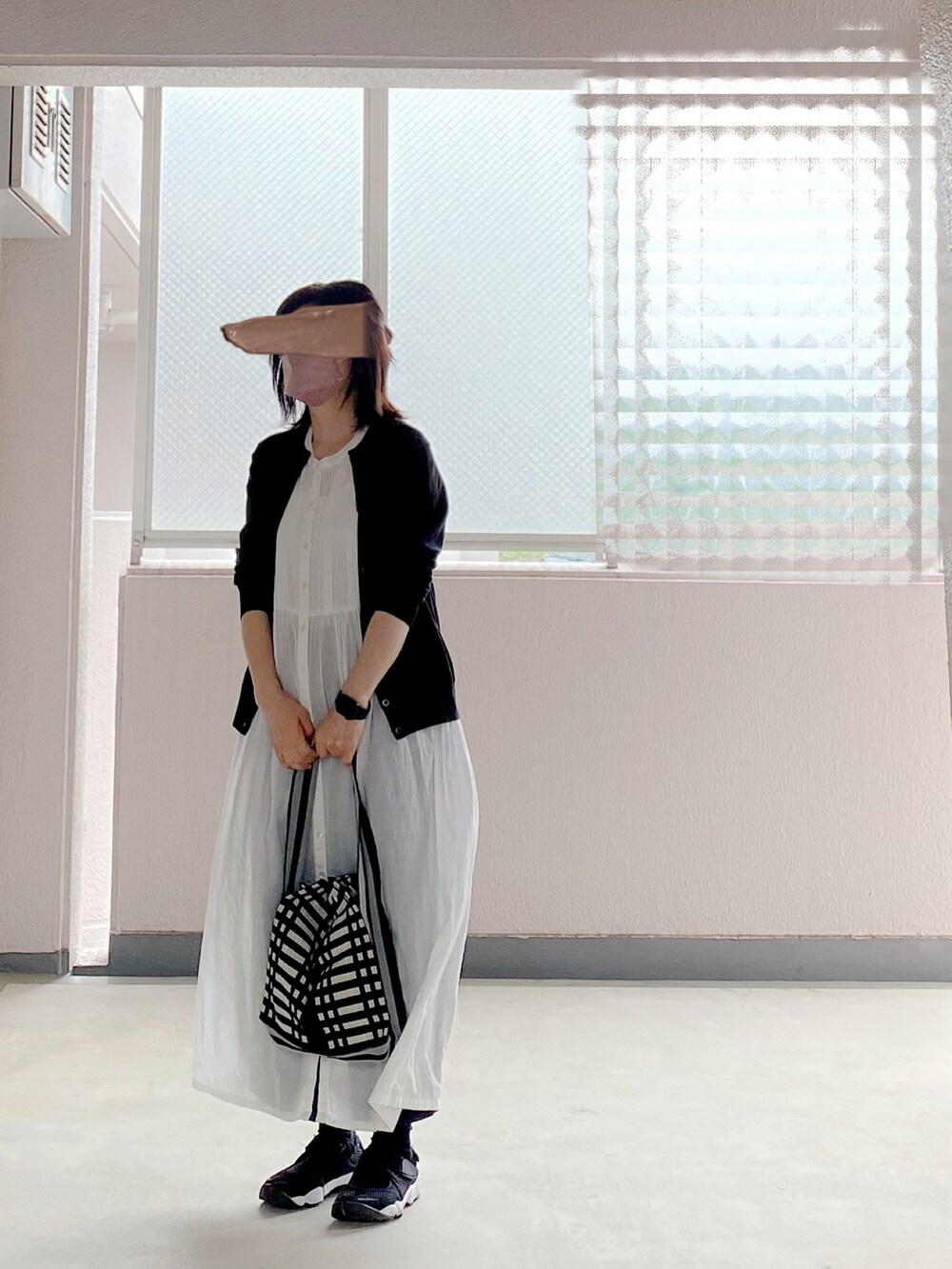 「休日スタイル、ootd、おしゃれさんと繋がりたい、ナチュラル、シンプル、ワンピース、ハーフアップ、オトナ女子」｜「Johanna Gullichsenのアイテム（バッグ、ホワイト系）」を使った、c_o_c_oさん（レディース・158cm）の春コーディネートの2枚目の写真
