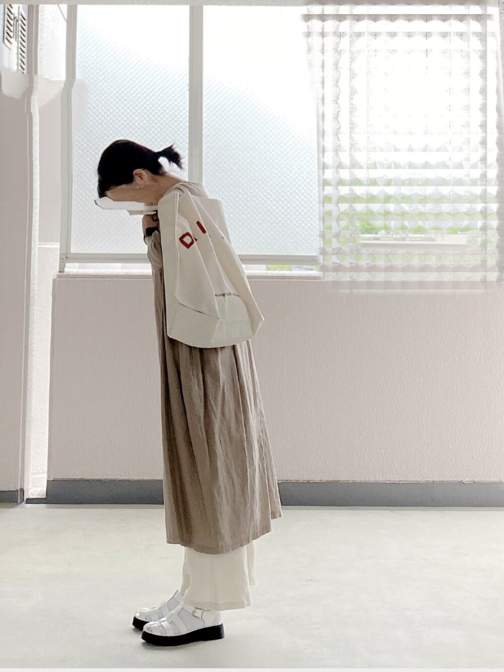 「リラックススタイル、オトナカジュアル、ootd、ワンピース、ナチュラル、プチプラ、サンダル、トートバッグ、シンプル、おしゃれさんと繋がりたい」｜「LONG TRACK FOODSのアイテム（トートバッグ、ホワイト系）」を使った、c_o_c_oさん（レディース・158cm）の春コーディネートの2枚目の写真