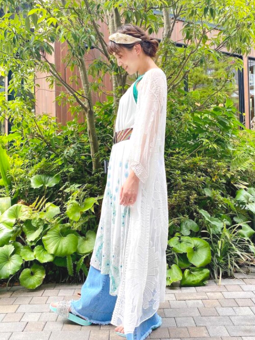 ホワイト系のカーディガン/ボレロ、ホワイト系のワンピース、グリーン系のワンピースを着用したレディースの秋コーディネートの4枚目の写真