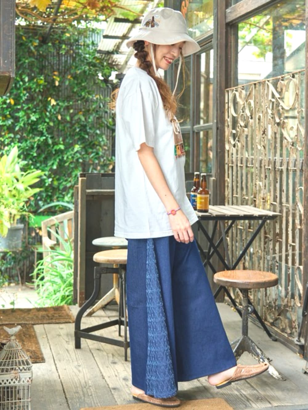 ホワイト系のTシャツ/カットソー、ブルー系のデニムパンツ、イエロー系のサンダルを着用したレディースの夏コーディネートの3枚目の写真