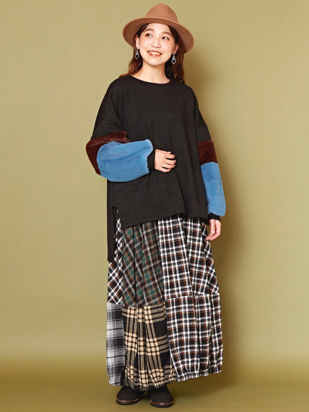 ブラック系のその他トップス、ブラック系のスカート、ブラック系のブーツを着用したレディースの冬コーディネートの2枚目の写真