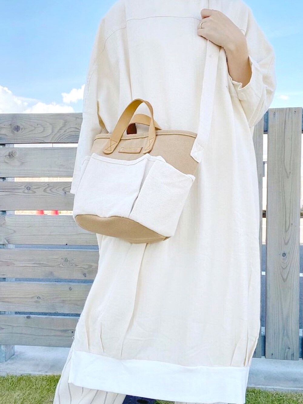 ホワイト系のワンピース、ベージュ系のショルダーバッグ、ホワイト系のTシャツ/カットソーを着用したレディースの冬コーディネートの4枚目の写真