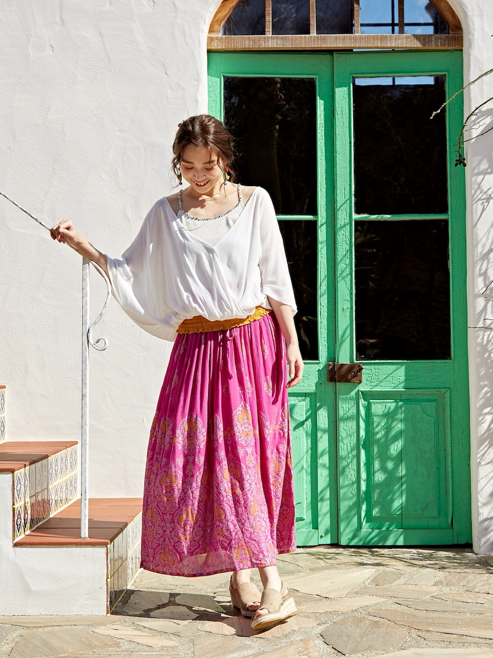 ホワイト系のその他トップス、ホワイト系のキャミソール、ピンク系のスカートを着用したレディースの夏コーディネートの5枚目の写真