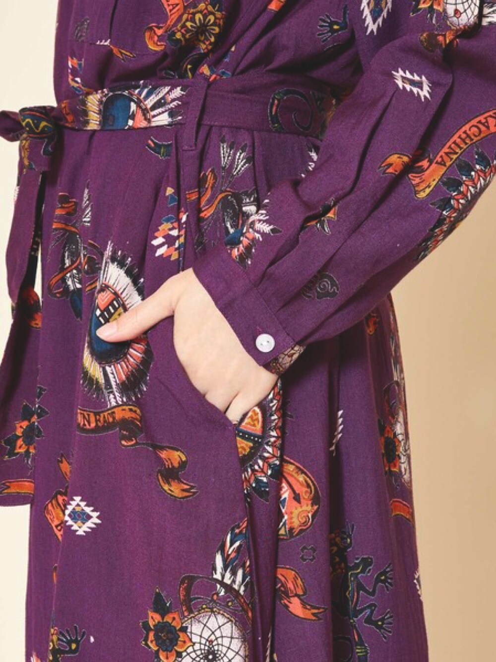 パープル系のシャツワンピース、イエロー系のその他シューズ、ベージュ系のピアス（両耳用）を着用したレディースの春コーディネートの5枚目の写真