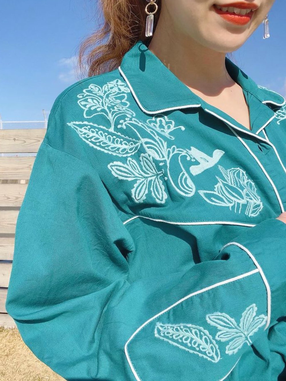 ブルー系のシャツ/ブラウス、グリーン系のスカートを着用したレディースの冬コーディネートの2枚目の写真