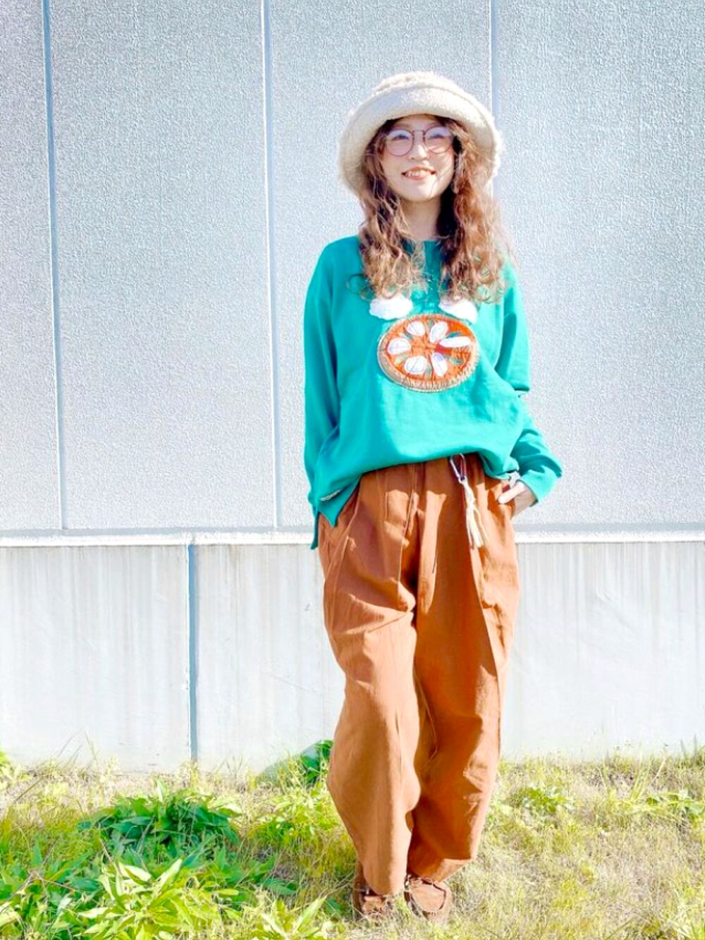 グリーン系のスウェット、イエロー系のその他パンツ、ベージュ系のハットを着用したレディースの冬コーディネートの2枚目の写真