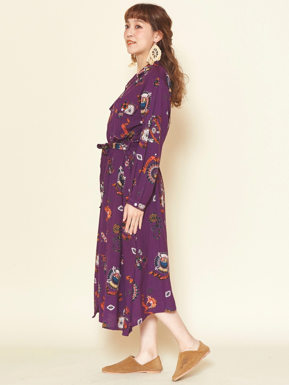 パープル系のシャツワンピース、イエロー系のその他シューズ、ベージュ系のピアス（両耳用）を着用したレディースの春コーディネートの2枚目の写真