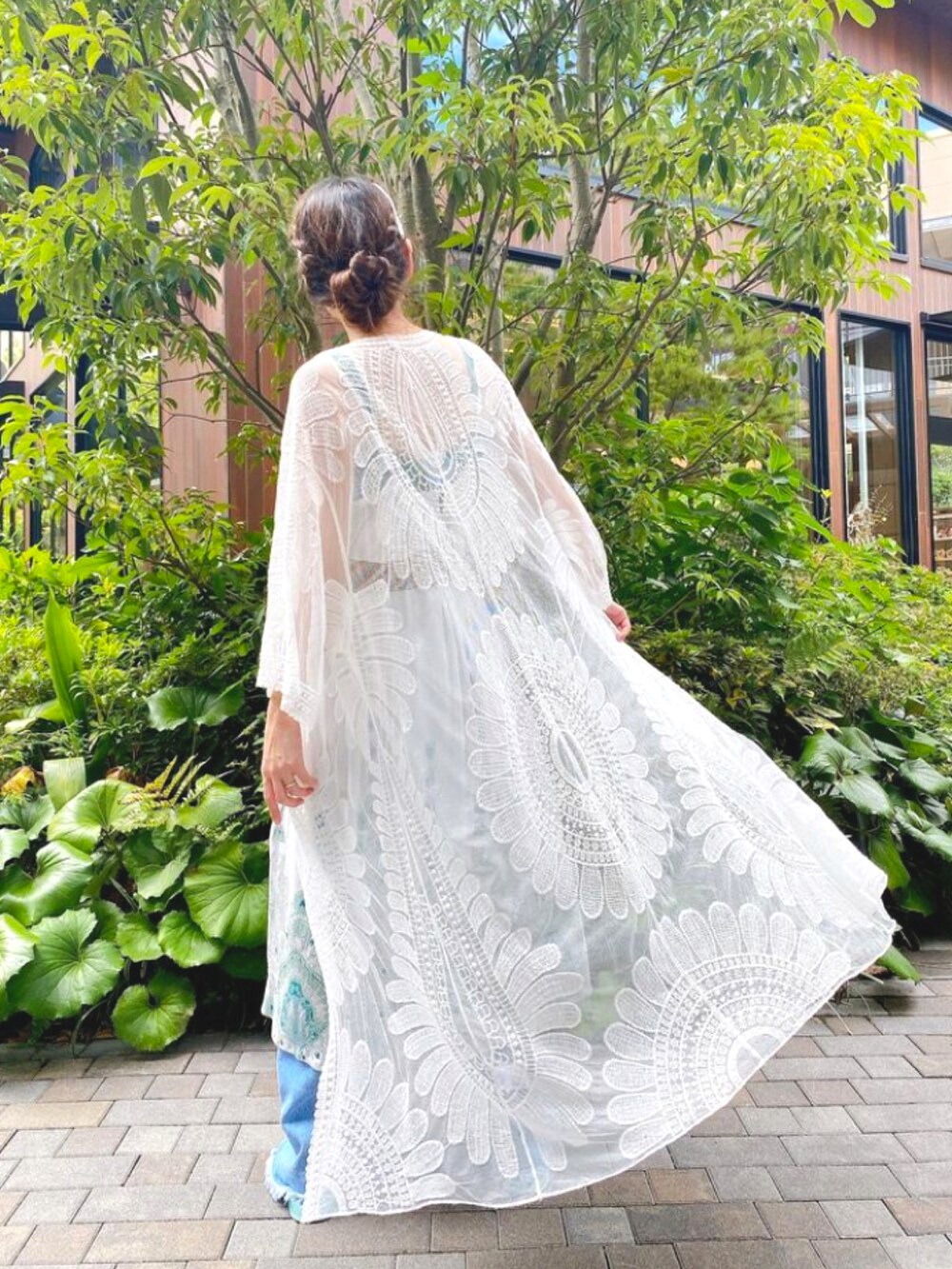 ホワイト系のカーディガン/ボレロ、ホワイト系のワンピース、グリーン系のワンピースを着用したレディースの秋コーディネートの3枚目の写真