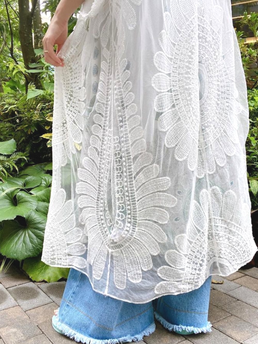 ホワイト系のカーディガン/ボレロ、ホワイト系のワンピース、グリーン系のワンピースを着用したレディースの秋コーディネートの5枚目の写真