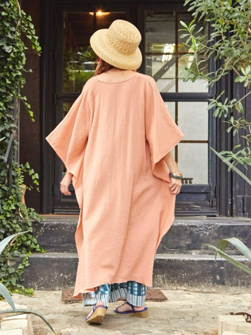 ピンク系のワンピース、グリーン系のショルダーバッグ、グリーン系のその他パンツを着用したレディースの春コーディネートの3枚目の写真