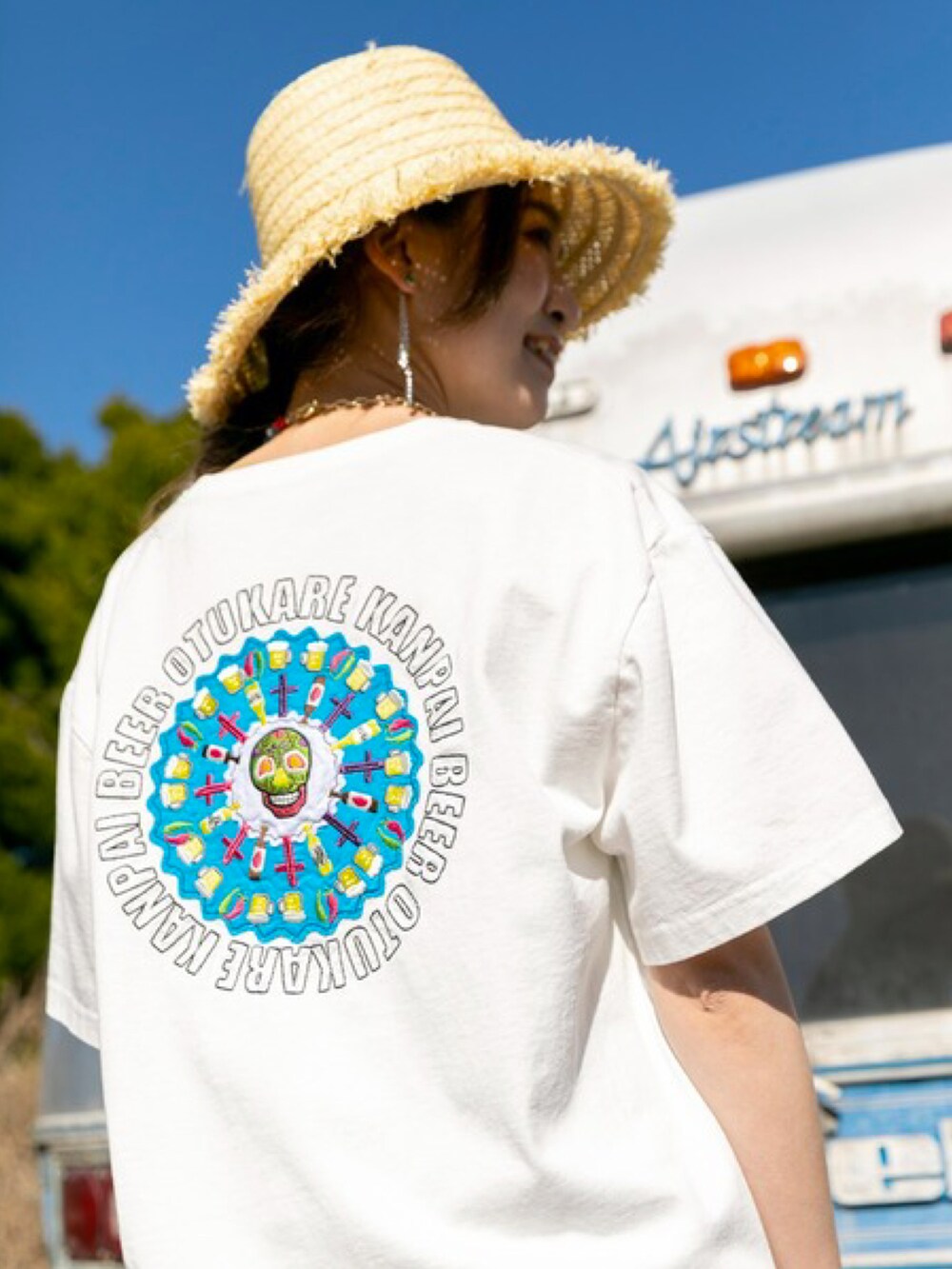 ホワイト系のTシャツ/カットソー、ブルー系のスカート、レッド系のサンダルを着用したレディースの夏コーディネートの4枚目の写真