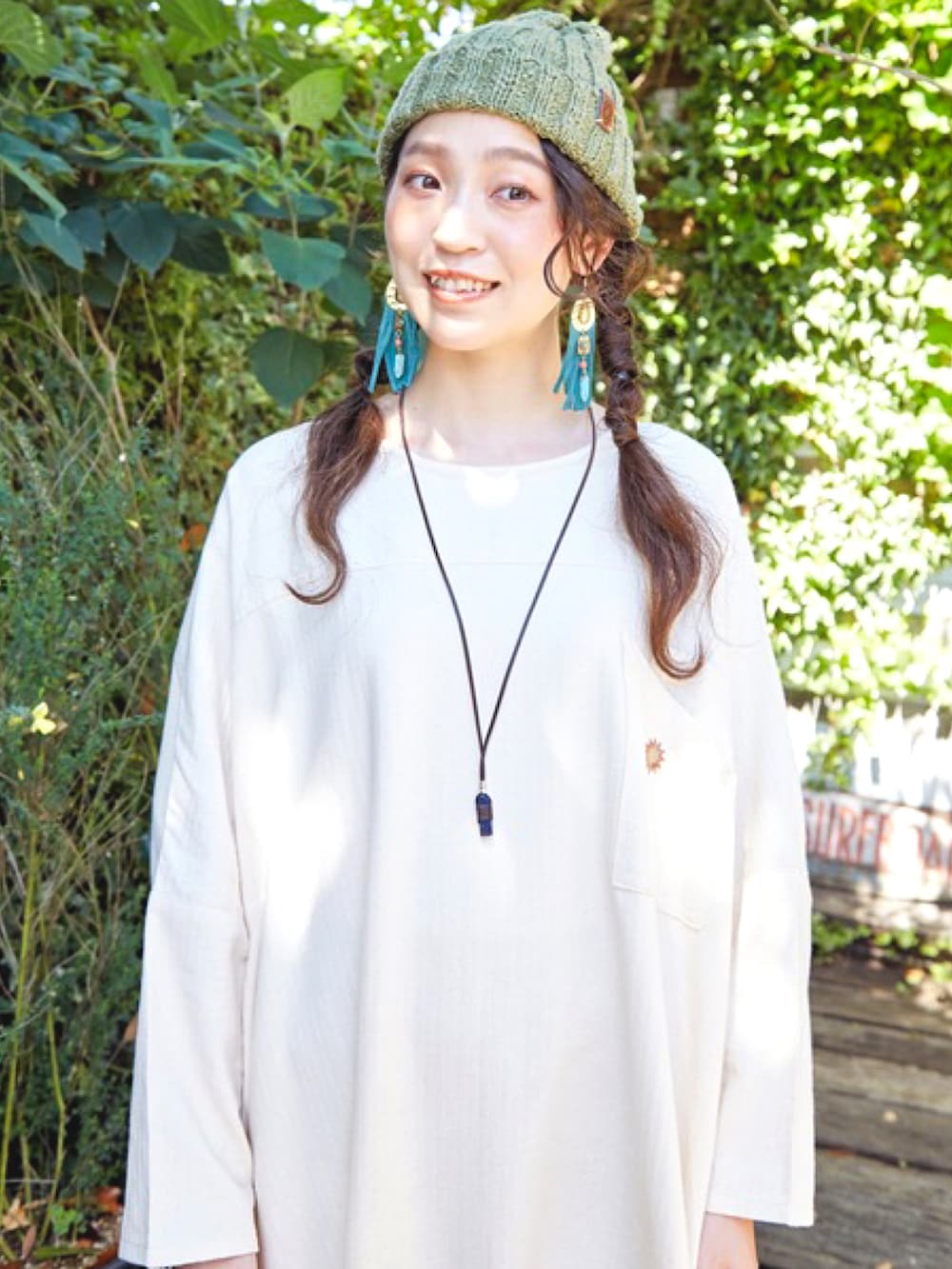 ホワイト系のワンピース、ブラウン系のその他シューズ、グリーン系のニットキャップ/ビーニーを着用したレディースの秋コーディネートの4枚目の写真