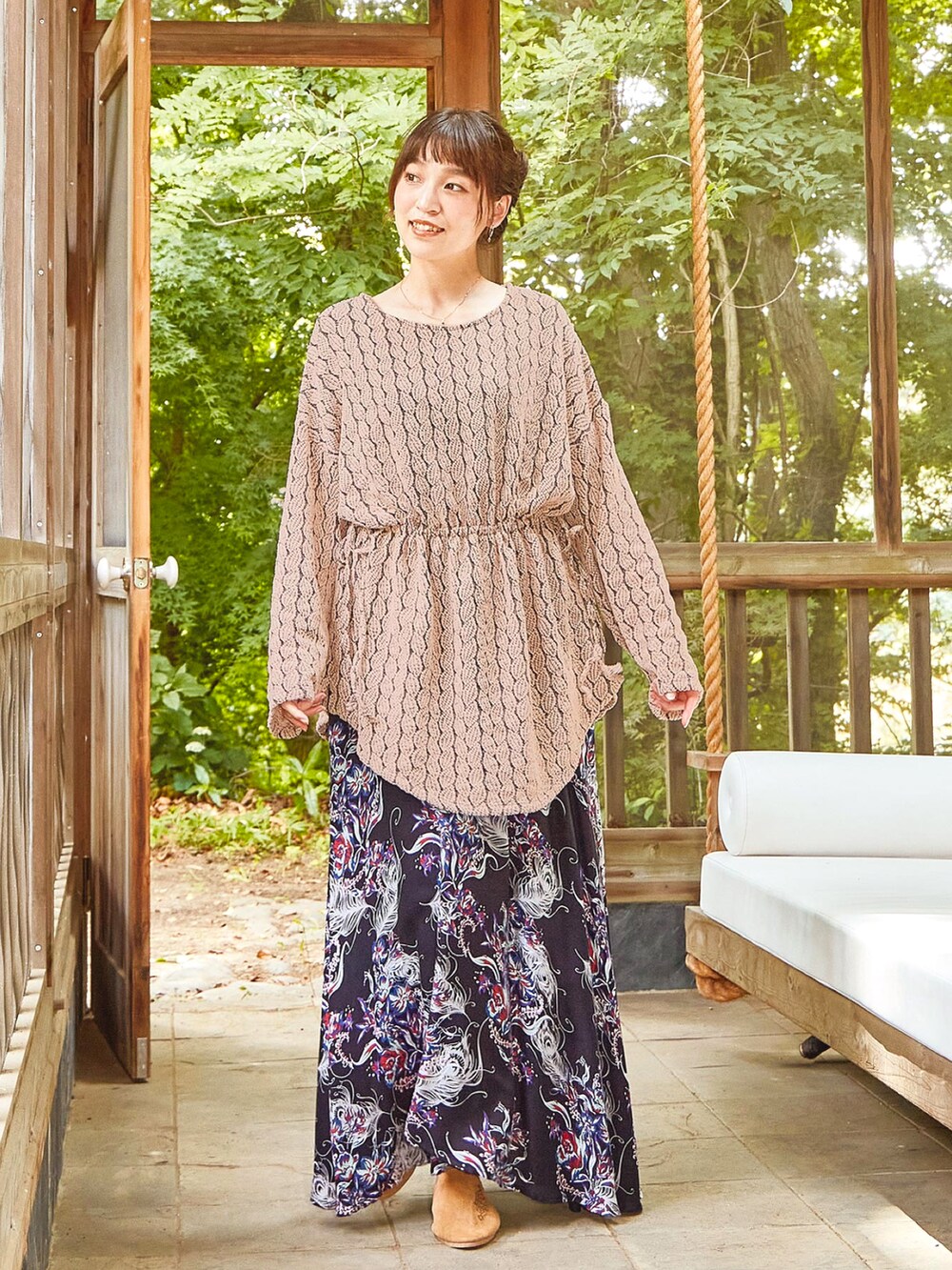 ベージュ系のその他トップス、ブラック系のスカート、イエロー系のその他シューズを着用したレディースの秋コーディネートの2枚目の写真