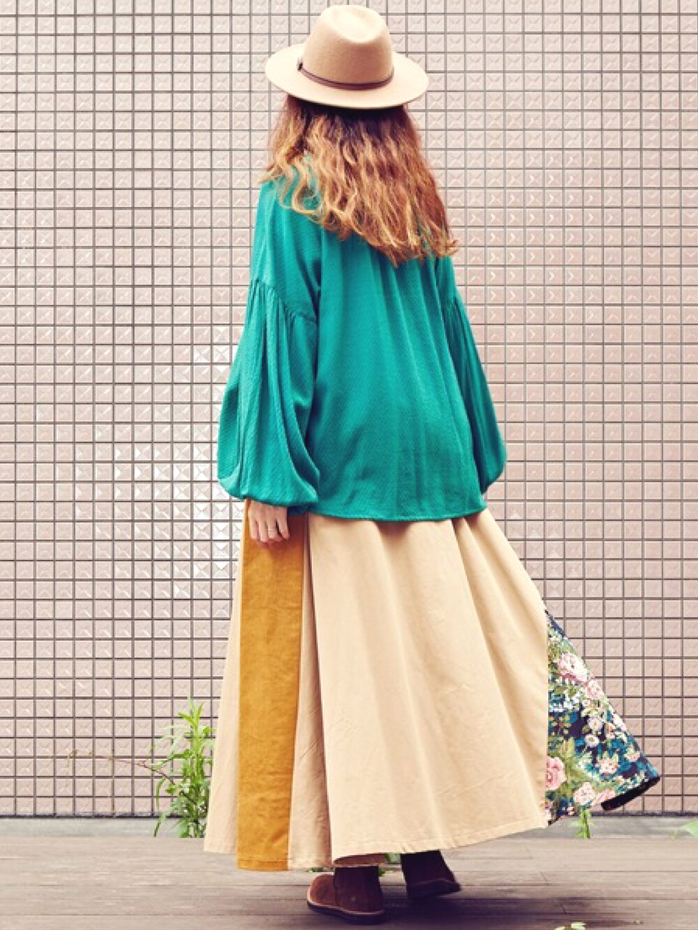 グリーン系のシャツ/ブラウス、ベージュ系のスカート、ブラウン系のブーツを着用したレディースの秋コーディネートの3枚目の写真