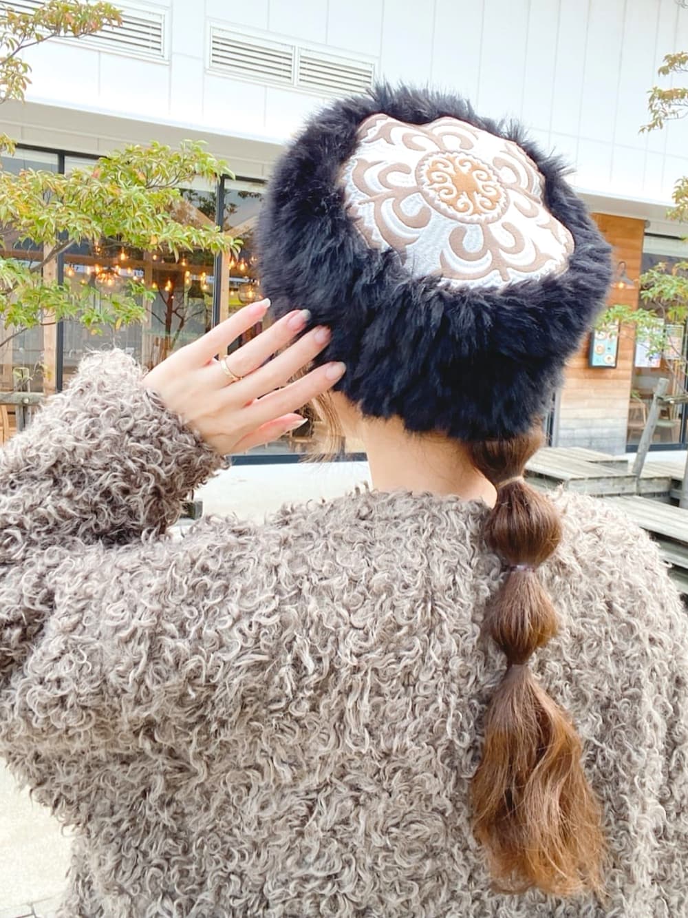 ブラウン系のその他アウター、ホワイト系のワンピース、ブラック系のハンドバッグを着用したレディースの秋コーディネートの5枚目の写真