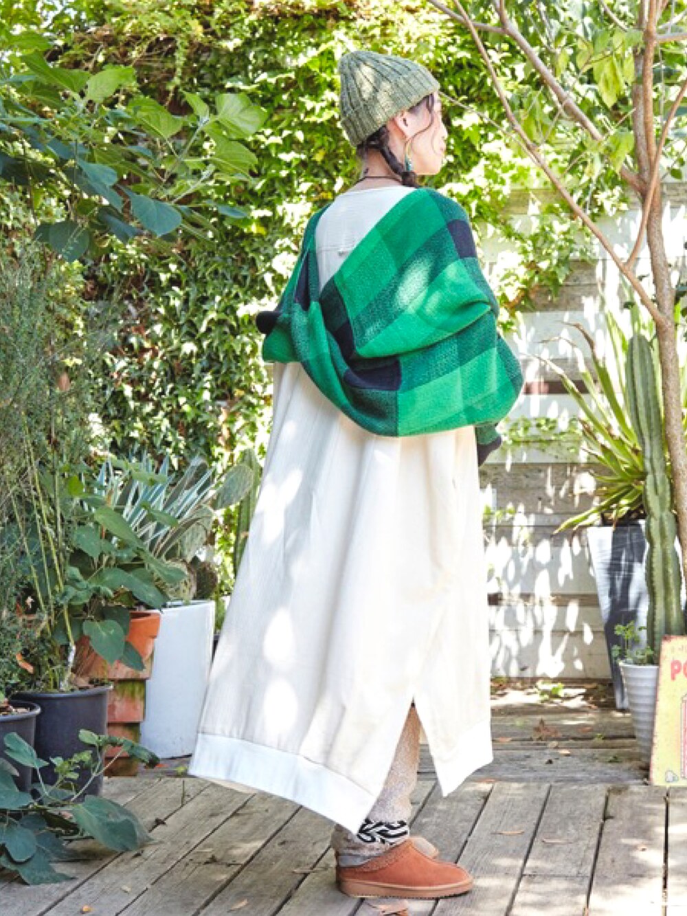 ホワイト系のワンピース、ブラウン系のその他シューズ、グリーン系のニットキャップ/ビーニーを着用したレディースの秋コーディネートの2枚目の写真