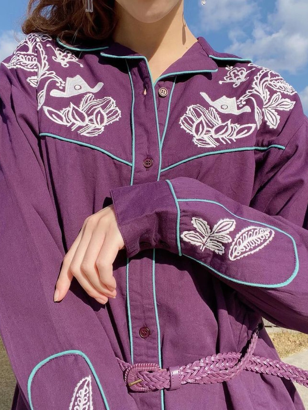 パープル系のシャツ/ブラウス、ホワイト系のスカートを着用したレディースの冬コーディネートの2枚目の写真