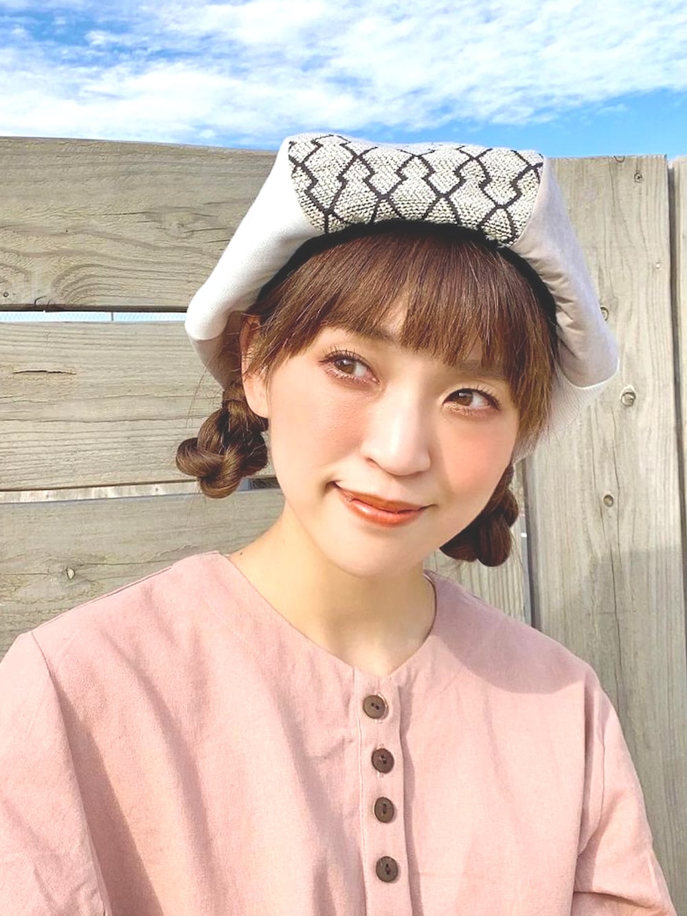 イエロー系のシャツワンピース、ホワイト系のその他パンツ、グレー系のスニーカーを着用したレディースの冬コーディネートの3枚目の写真