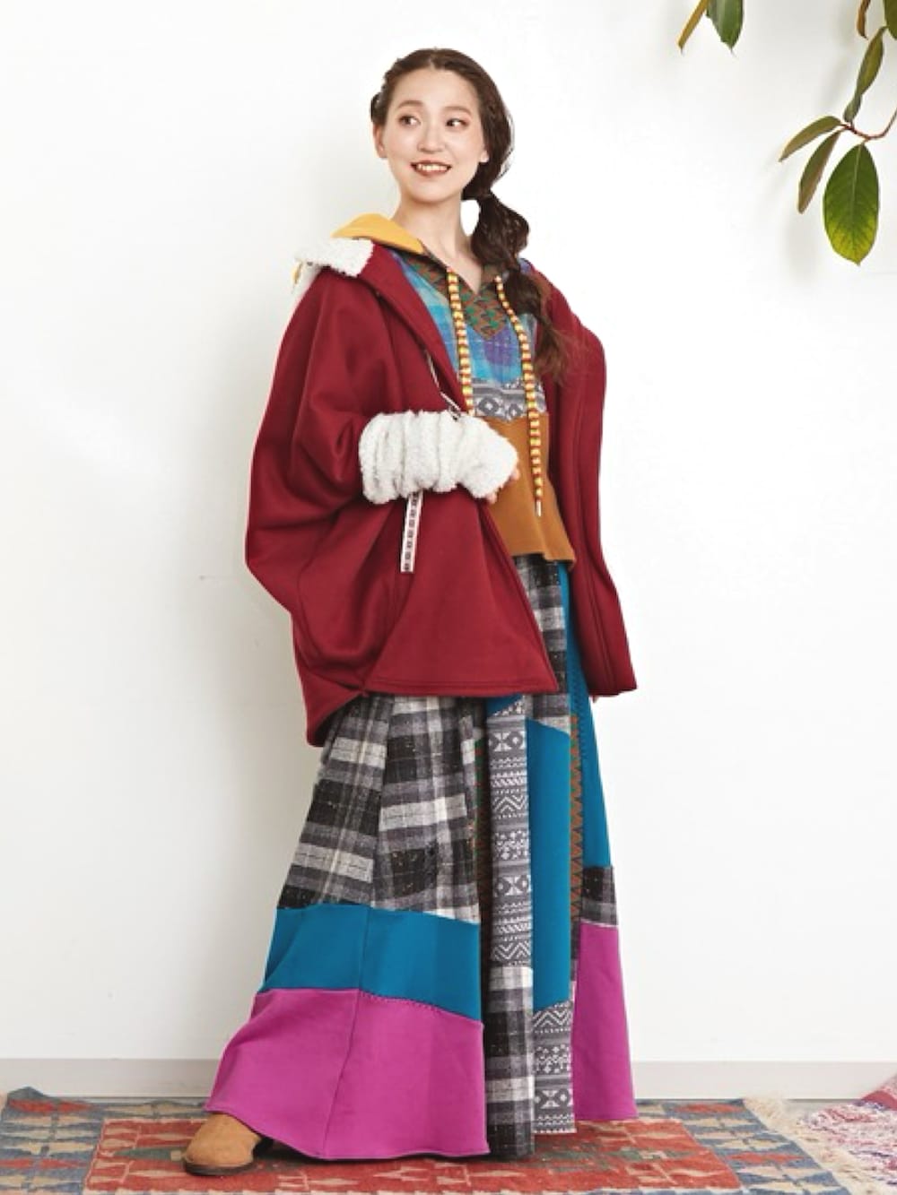 レッド系のその他アウター、イエロー系のパーカー、ブルー系のスカートを着用したレディースの秋コーディネートの2枚目の写真