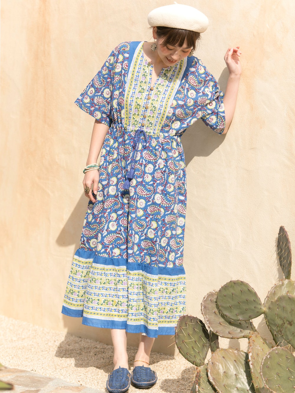 ブルー系のワンピース、ブルー系のサンダル、ホワイト系のハンチング/ベレー帽を着用したレディースの夏コーディネートの2枚目の写真