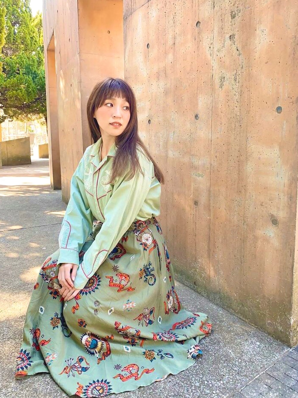 グリーン系のシャツ/ブラウス、グリーン系のスカートを着用したレディースの春コーディネートの2枚目の写真