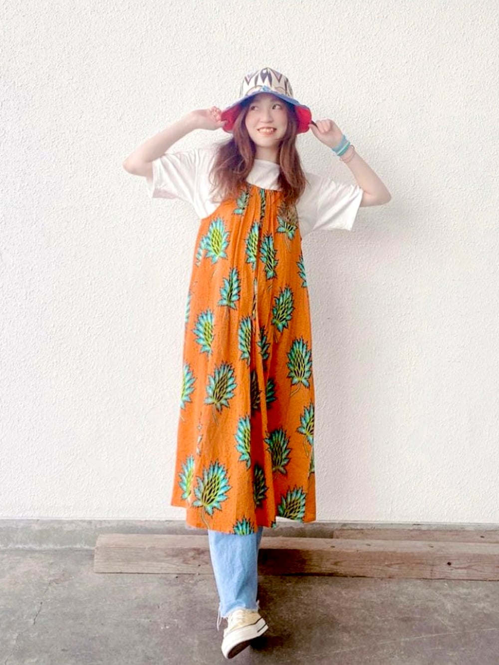 「夏コーデ、キャミワンピ、キャミワンピース、キャミ×Tシャツ、レイヤードスタイル、ハット、リバーシブルハット、オレンジ、アフリカン、フェススタイル、チャイハネ、アミナコレクション、初夏コーデ、休日スタイル」｜「チャイハネの【チャイハネ】キテイジーキャミワンピース（ワンピース、オレンジ系）」を使った、チャイハネSTAFF  amiさん（レディース・164cm）の春コーディネートの2枚目の写真