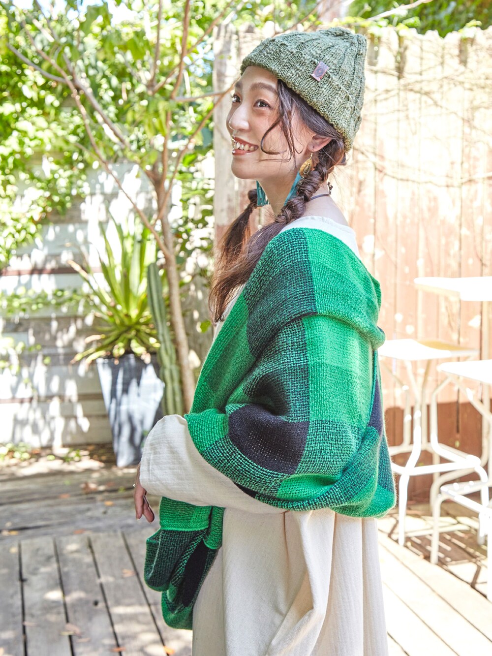 ホワイト系のワンピース、ブラウン系のその他シューズ、グリーン系のニットキャップ/ビーニーを着用したレディースの秋コーディネートの3枚目の写真