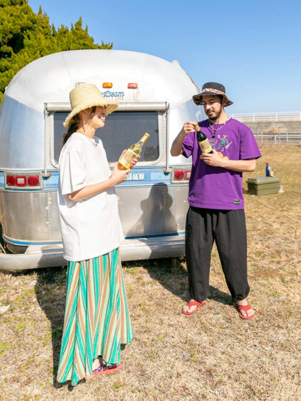 ホワイト系のTシャツ/カットソー、ブルー系のスカート、レッド系のサンダルを着用したレディースの夏コーディネートの2枚目の写真