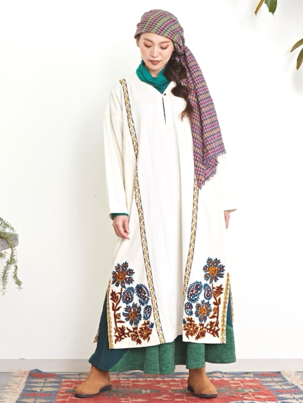 ホワイト系のワンピース、グレー系のその他トップス、グリーン系のスカートを着用したレディースの冬コーディネートの2枚目の写真