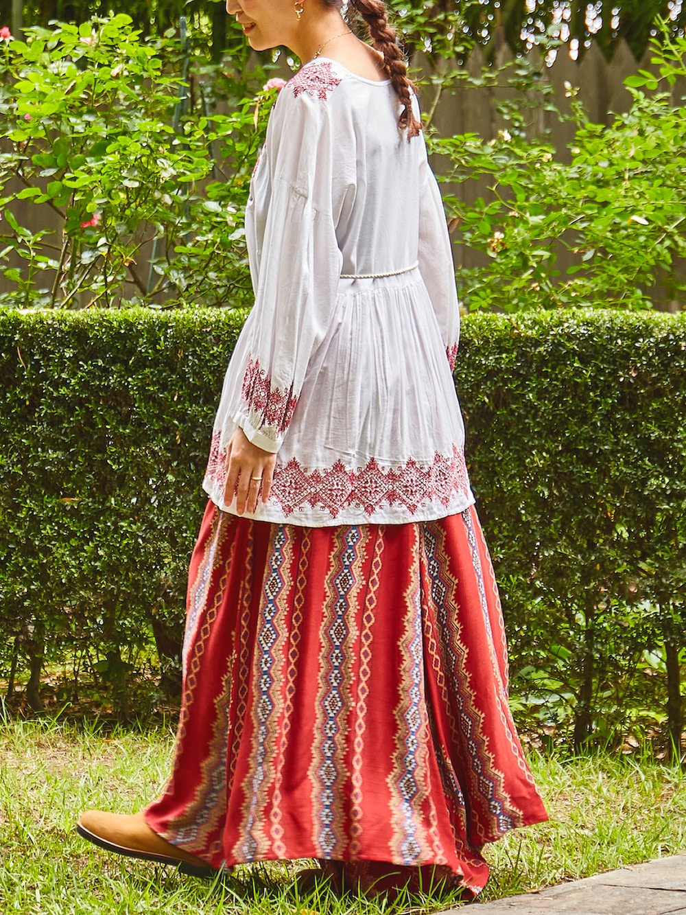 ホワイト系のその他トップス、レッド系のその他パンツ、その他のピアス（両耳用）を着用したレディースの夏コーディネートの2枚目の写真