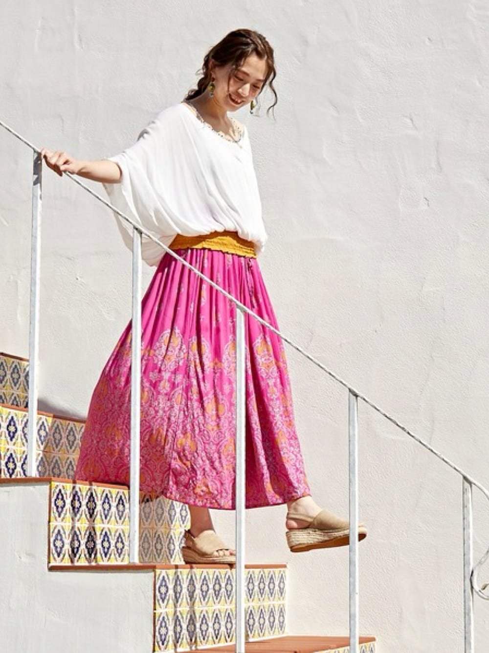 ホワイト系のその他トップス、ホワイト系のキャミソール、ピンク系のスカートを着用したレディースの夏コーディネートの4枚目の写真