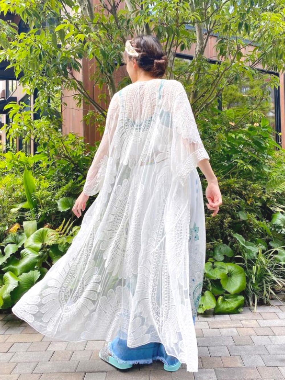 ホワイト系のカーディガン/ボレロ、ホワイト系のワンピース、グリーン系のワンピースを着用したレディースの秋コーディネートの2枚目の写真