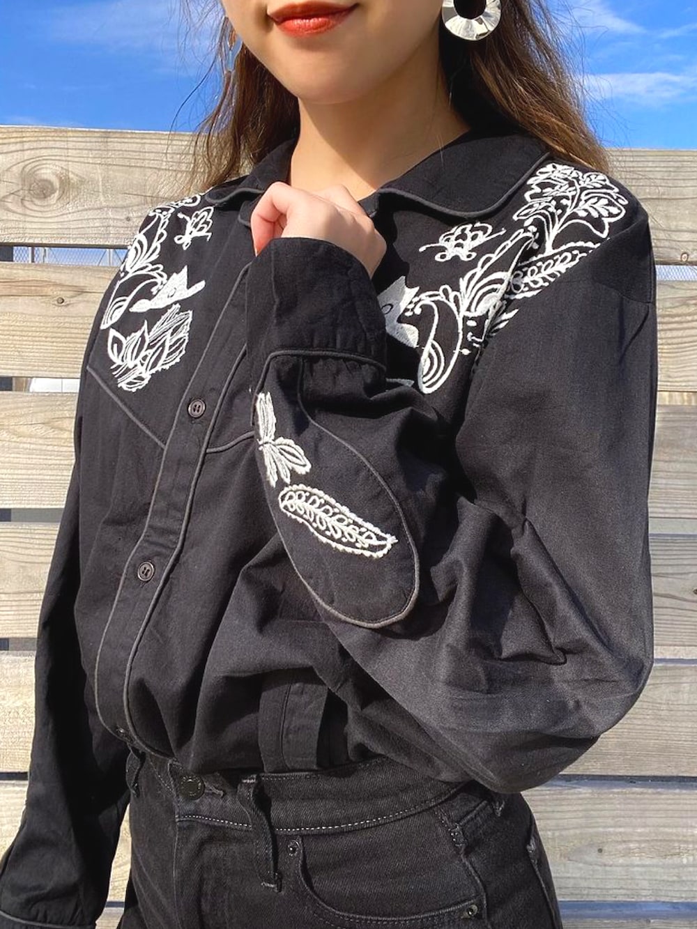 ブラック系のシャツ/ブラウスを着用したレディースの冬コーディネートの2枚目の写真