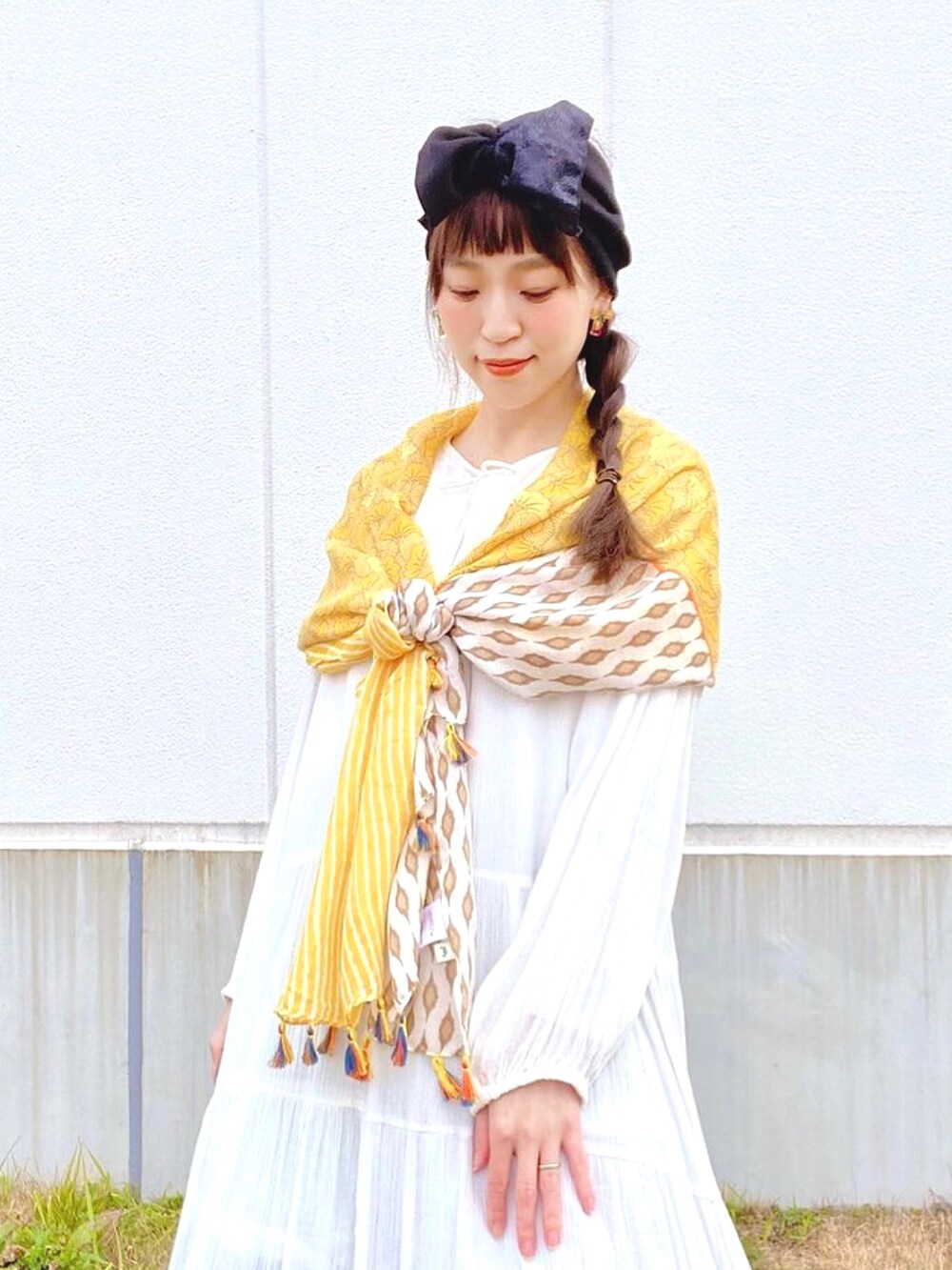 ホワイト系のワンピース、グリーン系のスカート、ブラック系のヘアバンドを着用したレディースの春コーディネートの2枚目の写真