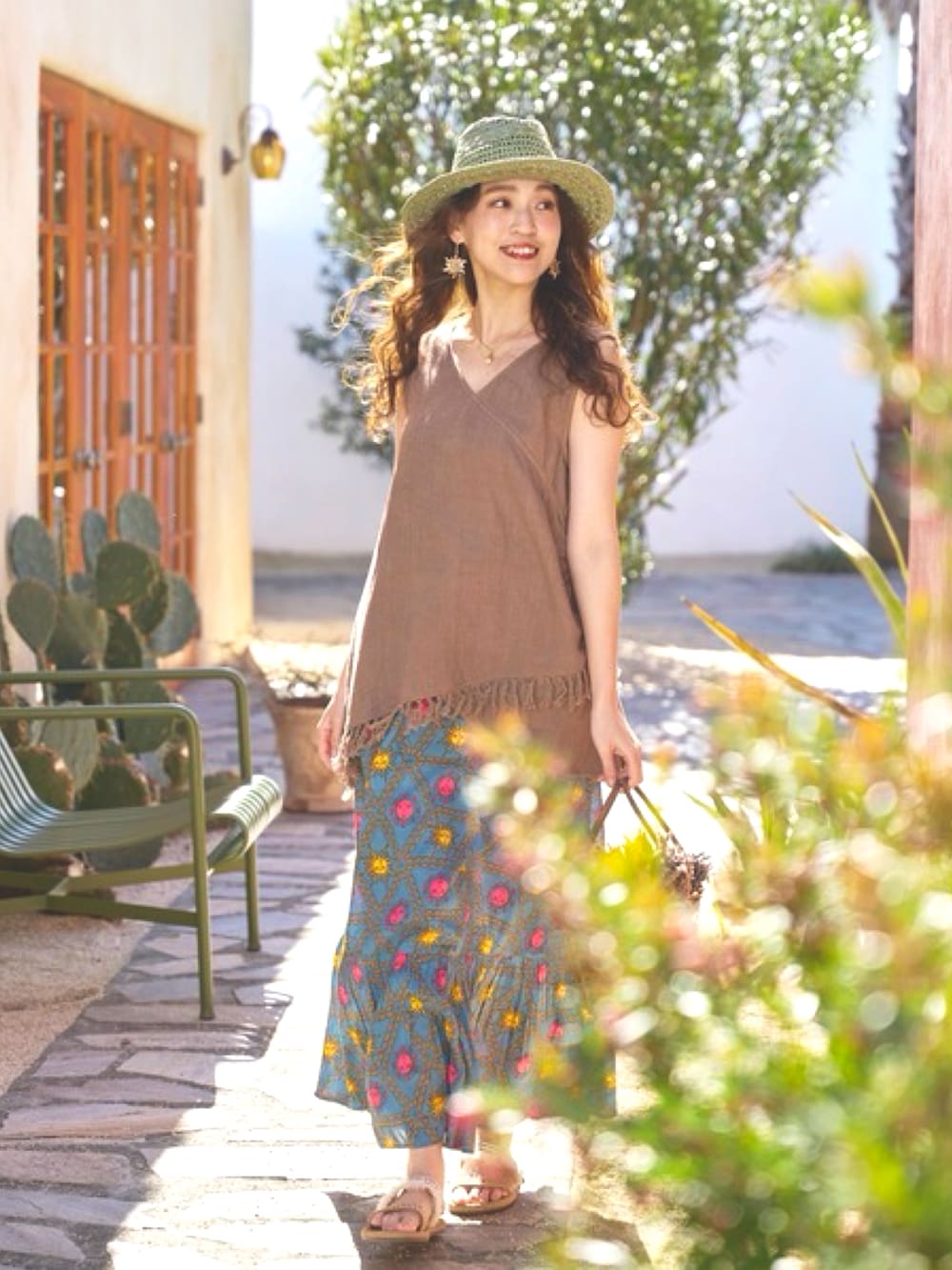 その他のスカート、ブラウン系のタンクトップ、ホワイト系のサンダルを着用したレディースの夏コーディネートの2枚目の写真