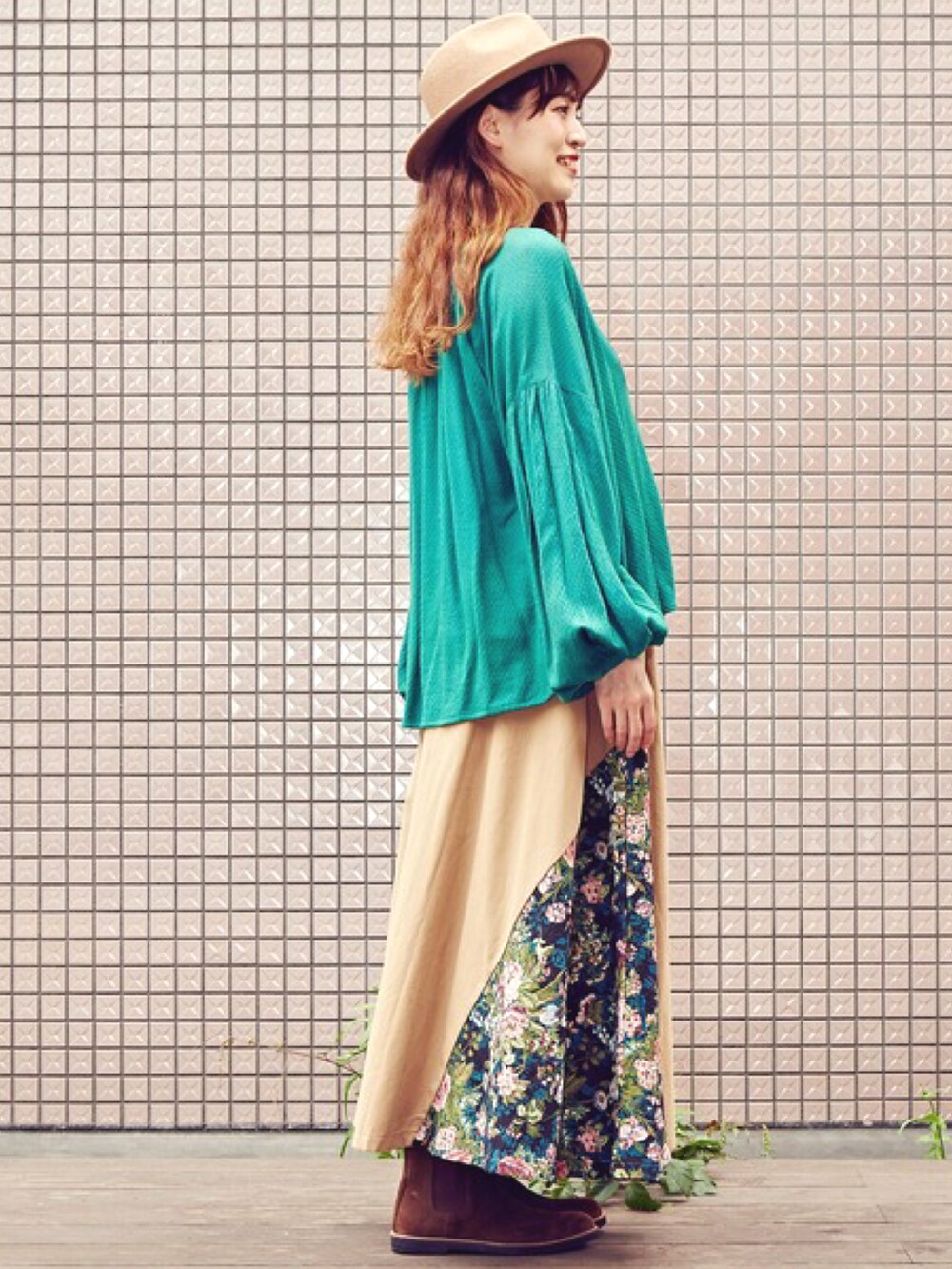 グリーン系のシャツ/ブラウス、ベージュ系のスカート、ブラウン系のブーツを着用したレディースの秋コーディネートの2枚目の写真