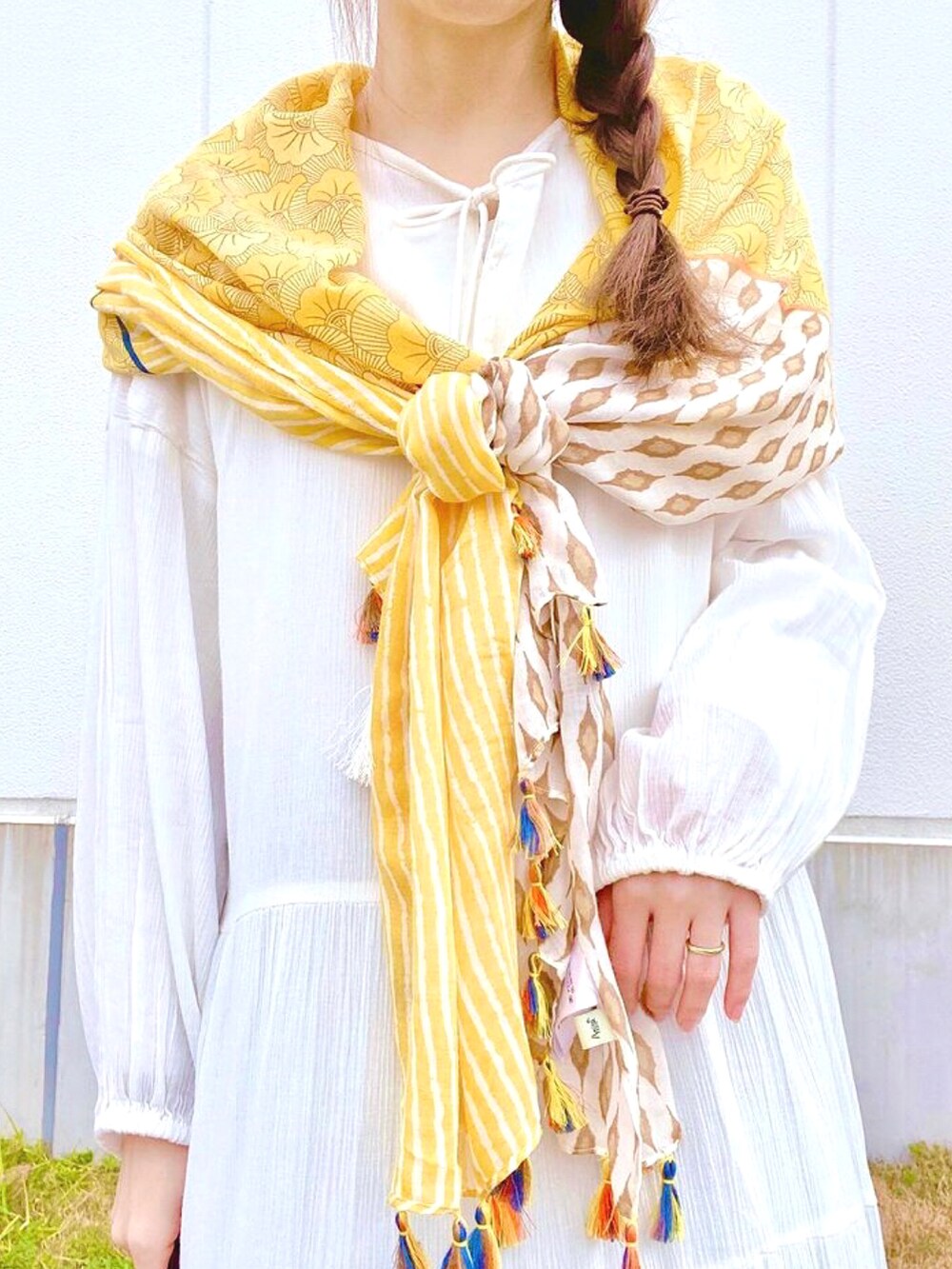 ホワイト系のワンピース、グリーン系のスカート、ブラック系のヘアバンドを着用したレディースの春コーディネートの3枚目の写真