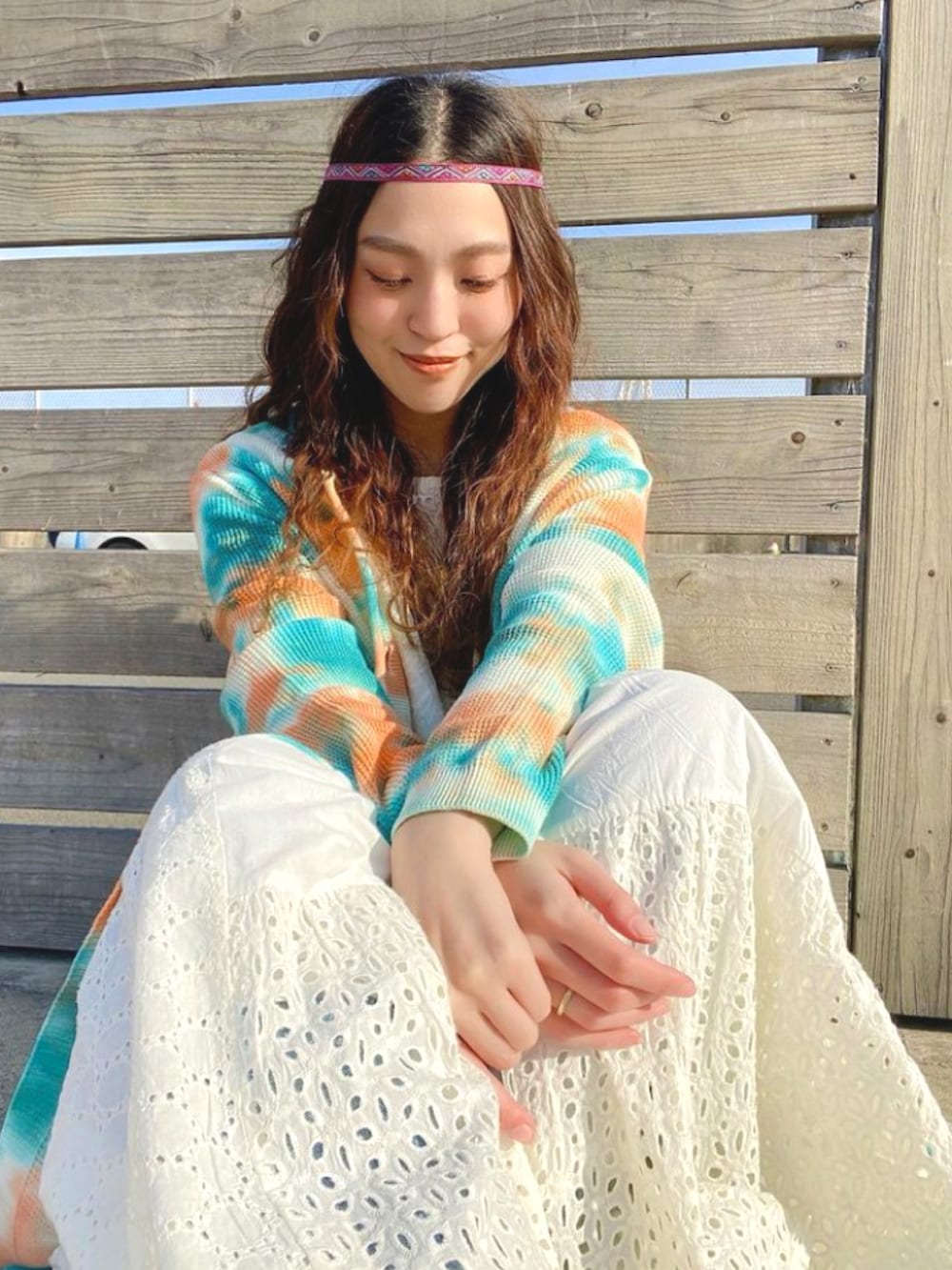 ブルー系のカーディガン/ボレロ、ホワイト系のワンピース、ピンク系のその他ヘアアクセサリーを着用したレディースの春コーディネートの3枚目の写真