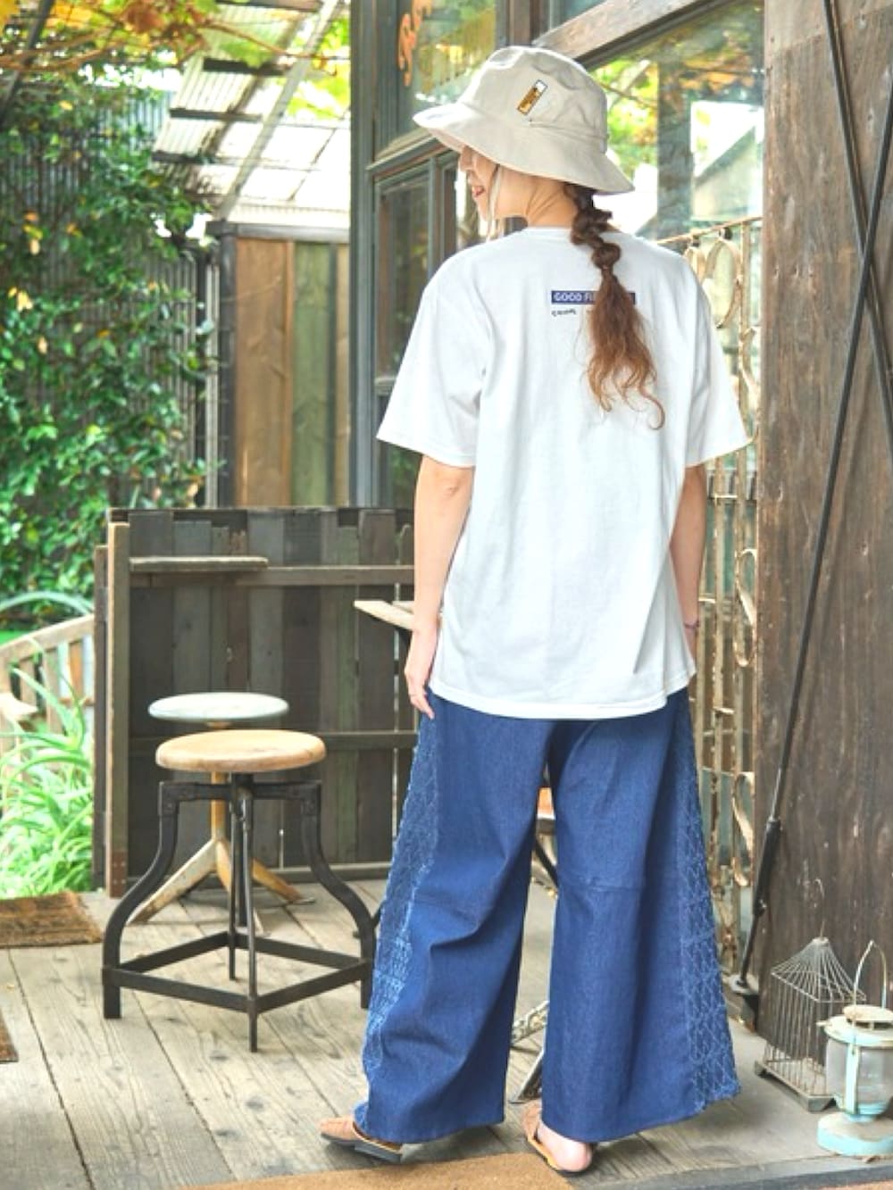 ホワイト系のTシャツ/カットソー、ブルー系のデニムパンツ、イエロー系のサンダルを着用したレディースの夏コーディネートの4枚目の写真