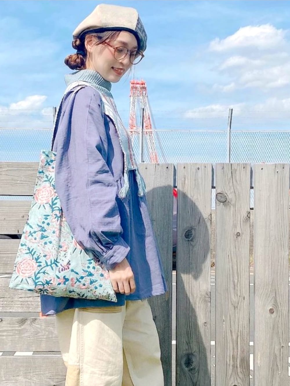 パープル系のその他トップス、グリーン系のトートバッグ、ベージュ系のその他パンツを着用したレディースの秋コーディネートの3枚目の写真