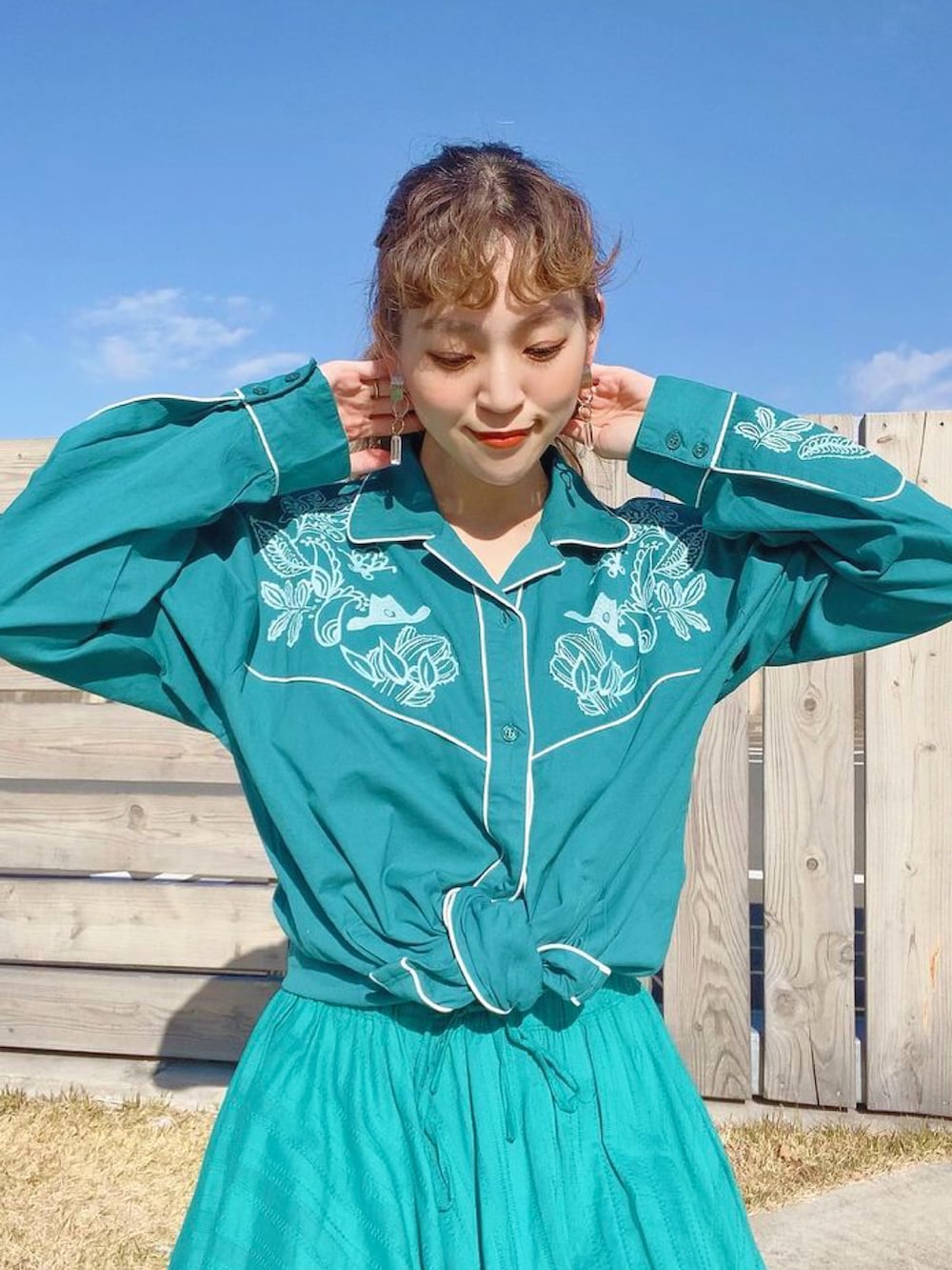 ブルー系のシャツ/ブラウス、グリーン系のスカートを着用したレディースの冬コーディネートの3枚目の写真