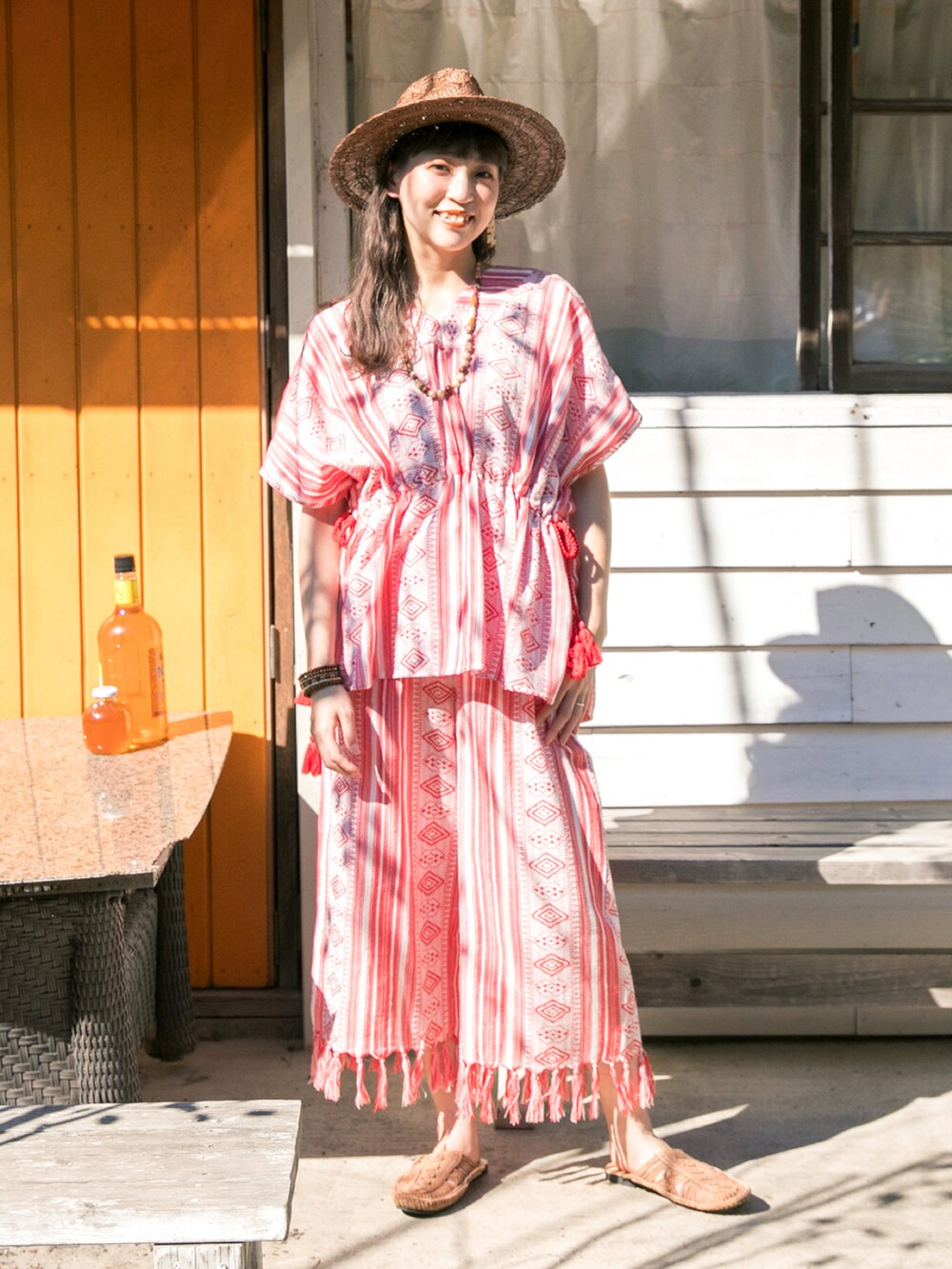 レッド系のその他トップス、レッド系のその他パンツ、イエロー系のサンダルを着用したレディースの春コーディネートの2枚目の写真