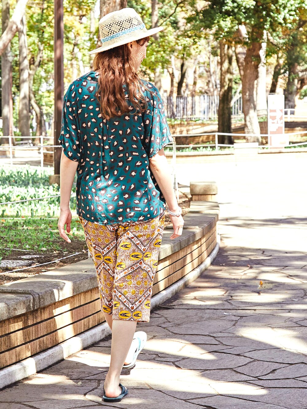 グリーン系のシャツ/ブラウス、イエロー系のその他パンツ、ブルー系のサンダルを着用したレディースの夏コーディネートの3枚目の写真