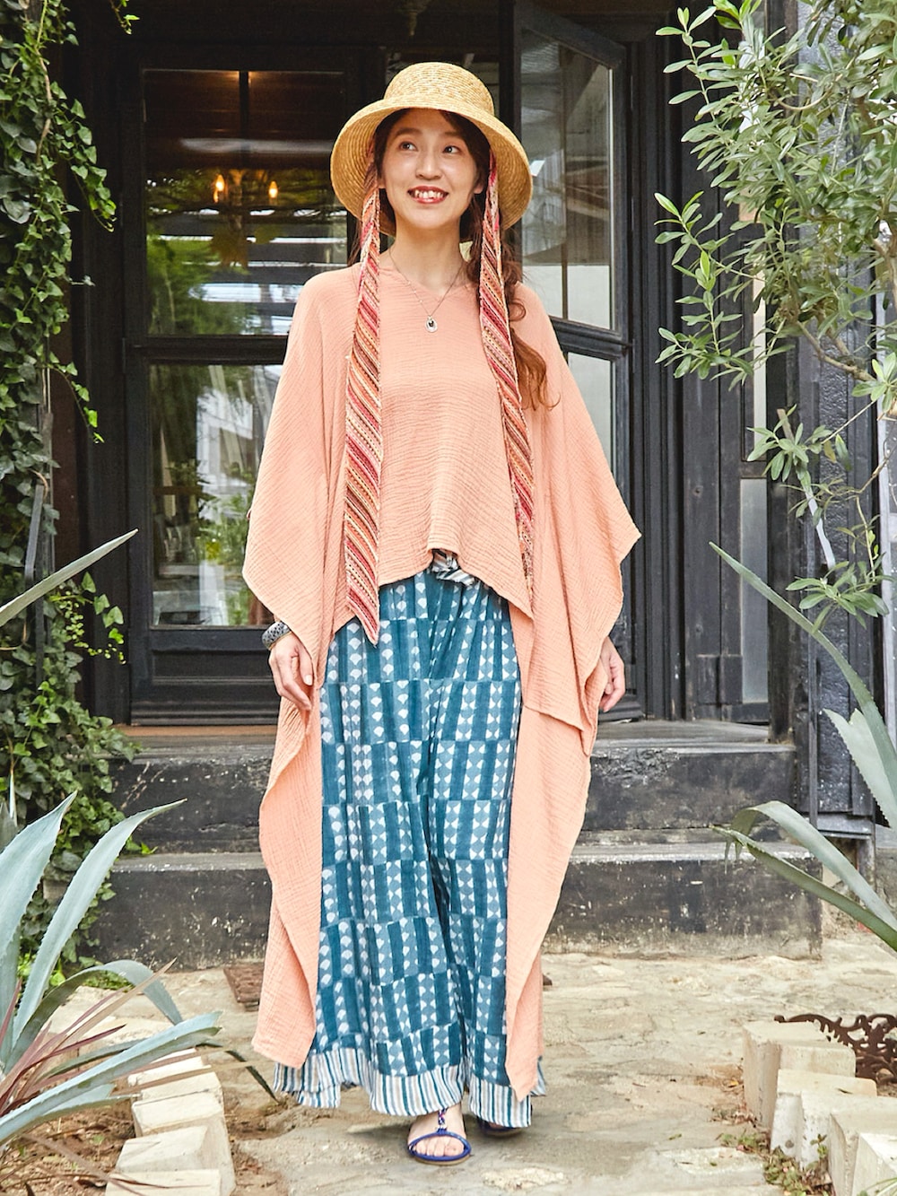 ピンク系のワンピース、グリーン系のショルダーバッグ、グリーン系のその他パンツを着用したレディースの春コーディネートの2枚目の写真