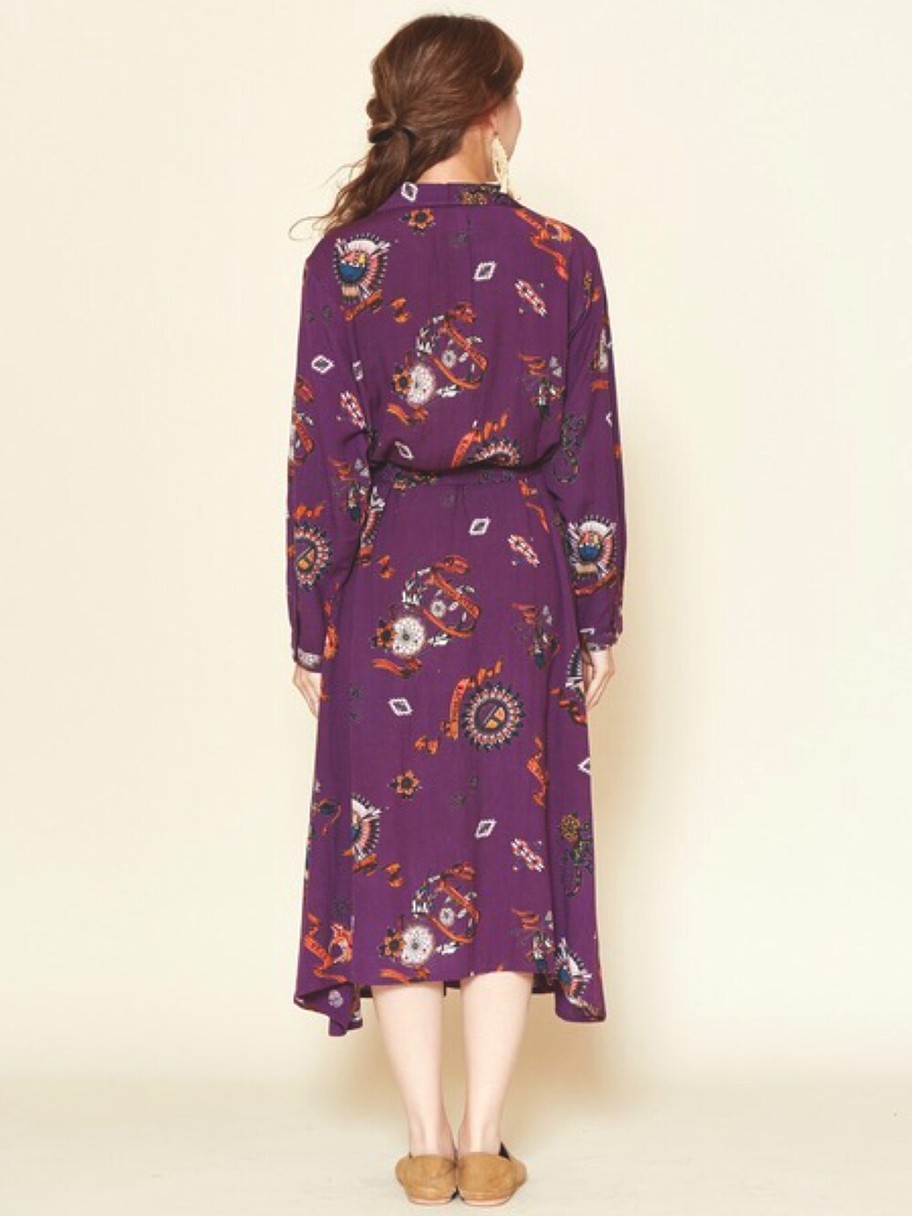 パープル系のシャツワンピース、イエロー系のその他シューズ、ベージュ系のピアス（両耳用）を着用したレディースの春コーディネートの3枚目の写真