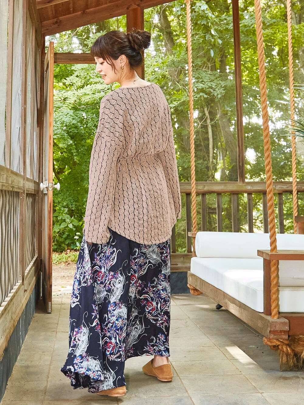 ベージュ系のその他トップス、ブラック系のスカート、イエロー系のその他シューズを着用したレディースの秋コーディネートの3枚目の写真