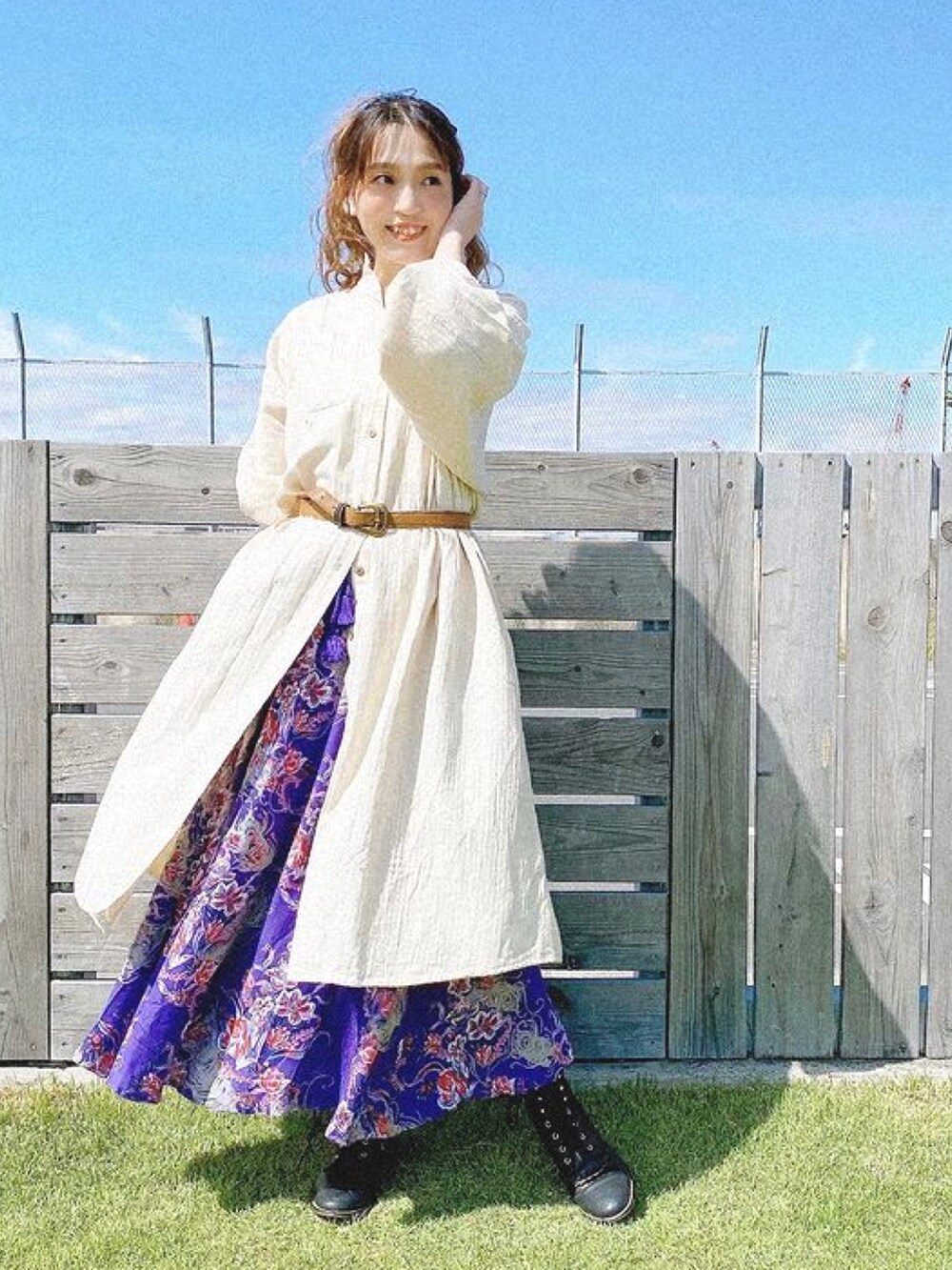 ホワイト系のシャツワンピース、パープル系のスカートを着用したレディースの秋コーディネートの3枚目の写真